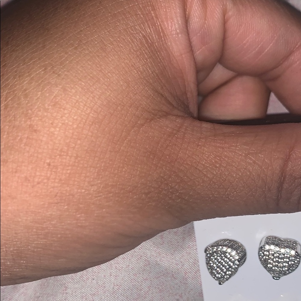 Heart shaped screw back earrings ❄️❄️❄️❄️